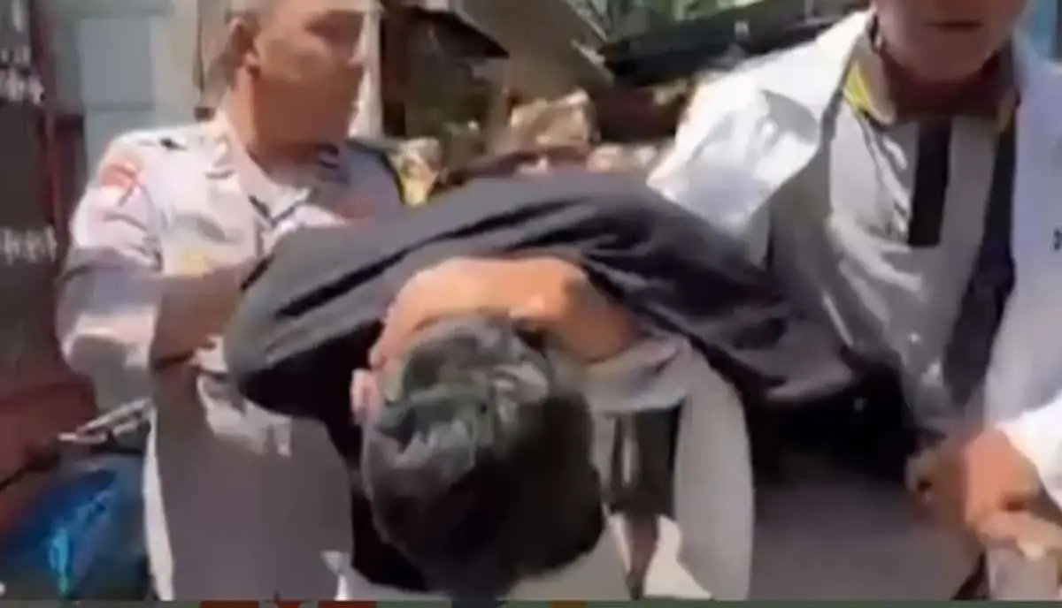 Petugas ketika mengamankan pelaku curanmor di Surabaya.