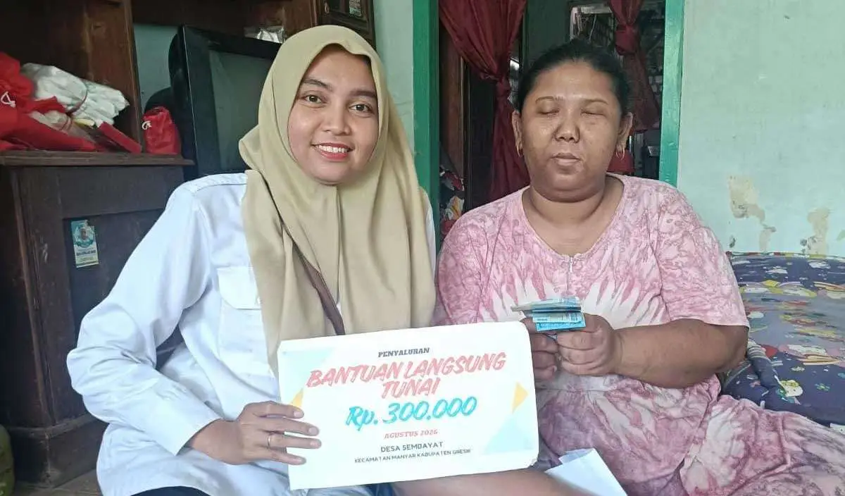Perangkat Desa Sembayat ketika menyalurkan BLT DD kepada salah satu lansia. Foto: Ist