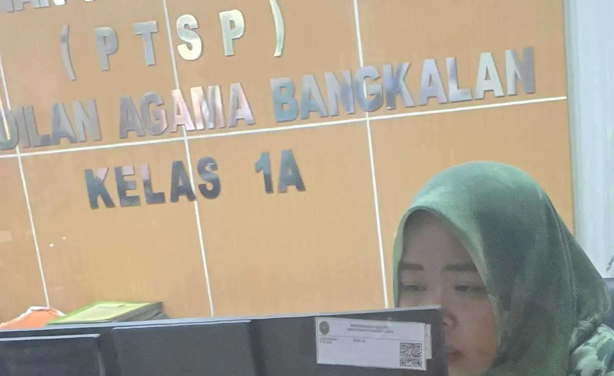 Salah satu petugas PA Bangkalan saat melayani masyarakat.