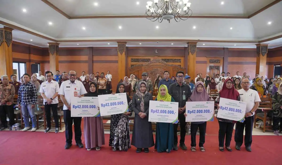 Wali Kota Mojokerto bersama para penerima manfaat.
