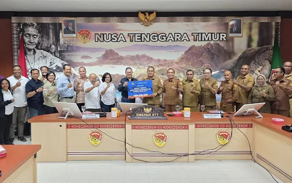 Presiden Direktur PTFI, Tony Wenas secara simbolis menyerahkan bantuan kepada Gubernur NTT Melki Laka Lena di Kantor Gubernur. Foto: Ist.