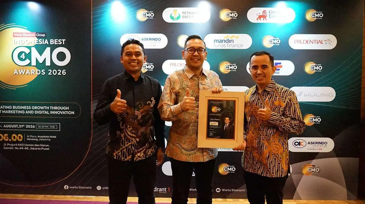 Direktur Keuangan dan Umum Petrokimia Gresik, Adityo Wibowo (tengah), saat meraih  penghargaan Best Chief Marketing Officer 2026. Foto: Ist