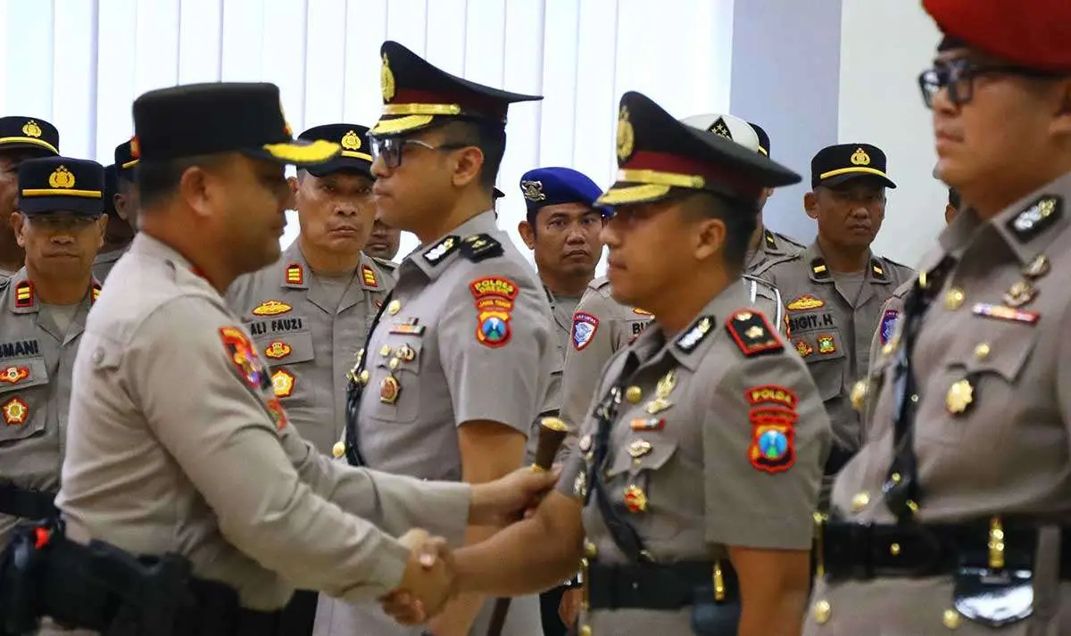 Kapolres Gresik ketika memberikan ucapan selamat kepada PJU dan Kapolsek usai sertijab atau serah terima jabatan. Foto: Ist