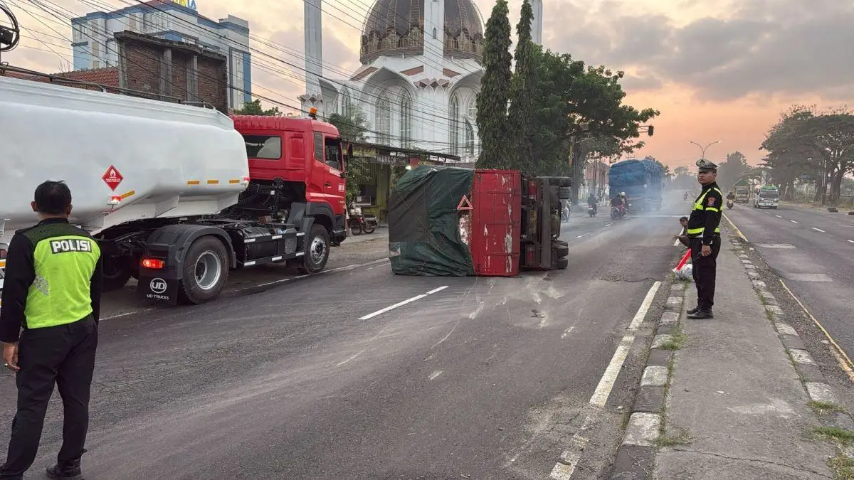 Diduga Sopir Ngantuk, Truk Oleng Tabrak Tiang PJU di Lamongan