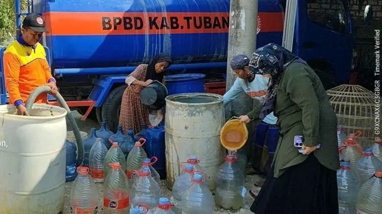 BPBD Tuban saat mendistribusikan air bersih kepada warga terdampak kekeringan.