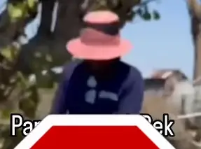 Tangkapan layar video viral pemotor yang memamerkan alat kelaminnya di Cerme, Gresik