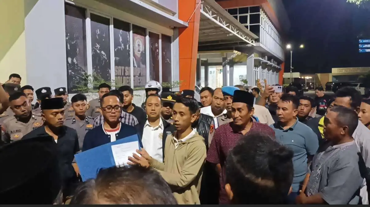 Protes Dugaan Salah Tangkap, Ratusan Warga Tenggor Geruduk Mapolres Gresik
