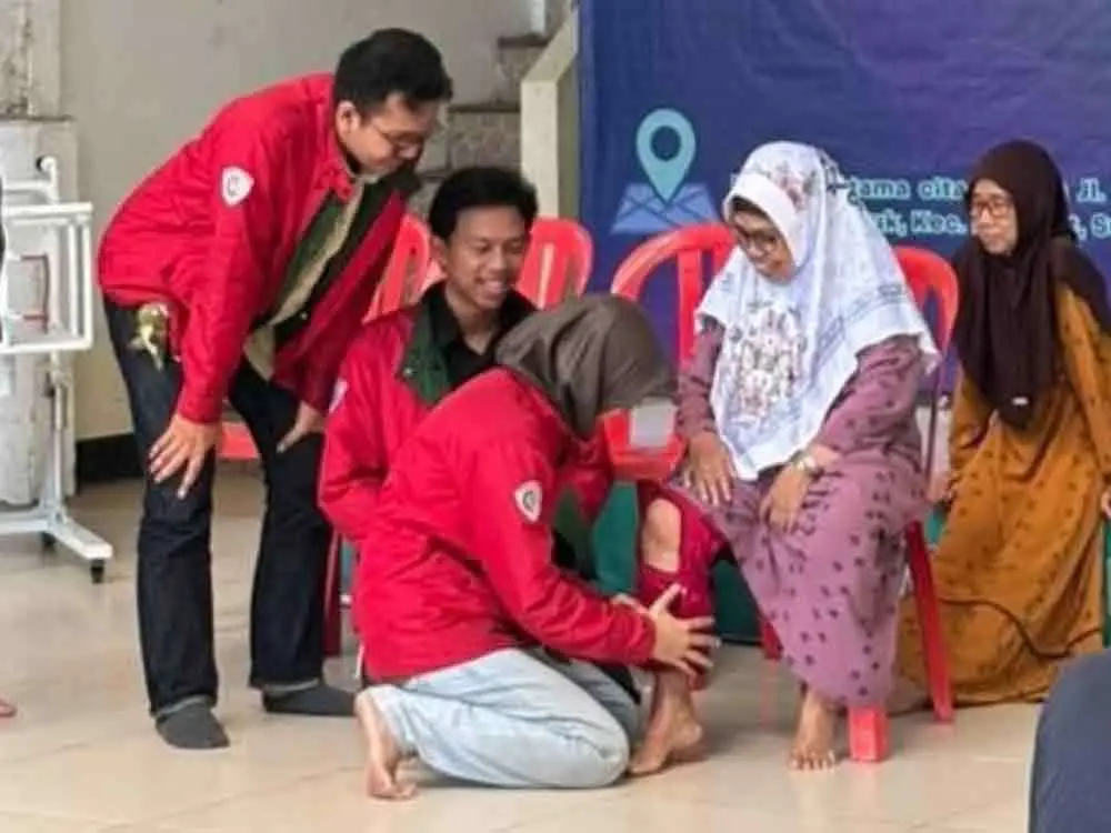 Demonstrasi pemasangan dan pengoperasian AngetKnee, rancangan tim ITS, kepada salah satu peserta sosialisasi. (Ist)