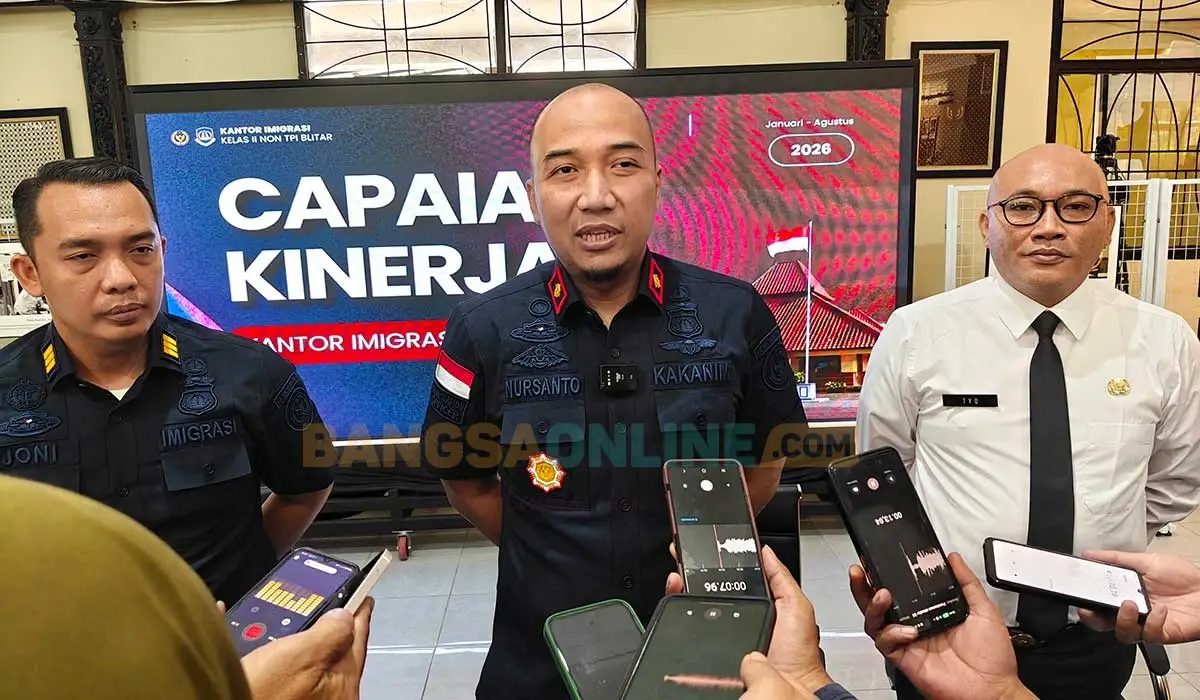 Kepala Kantor Imigrasi Blitar, Aditya Nursanto, saat konferensi pers. Foto: AKINA NUR ALANA/BANGSAONLINE