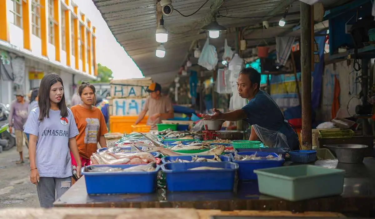Aktivitas perdagangan di Kediri.