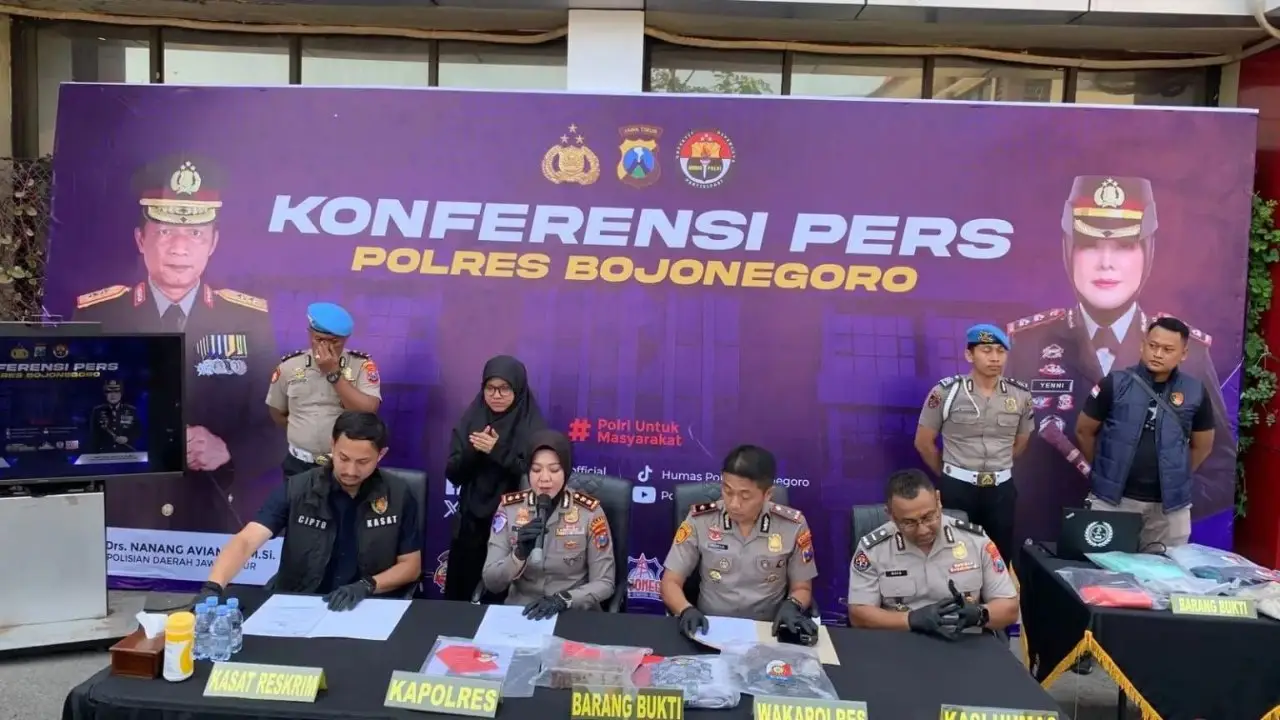 Konferensi pers Polres Bojonegoro dalam ungkap kasus pencabulan anak di dalam angkutan umum