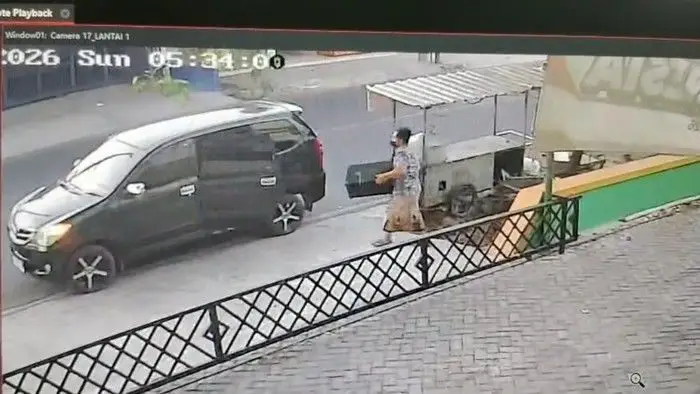 Viral Rekaman CCTV Pria Bersarung Curi Tabung Gas dan Speaker dari Gerobak UMKM di Sumenep
