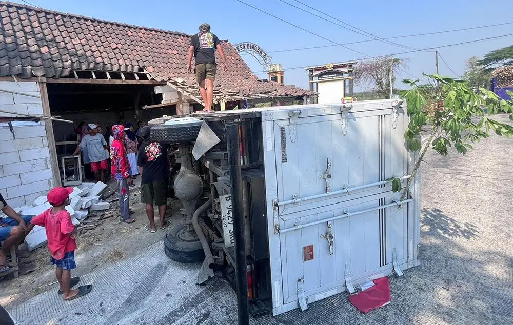 Pecah Ban Saat Melaju Kencang, Truk Box Terguling Hantam Warung dan Motor di Ngawi
