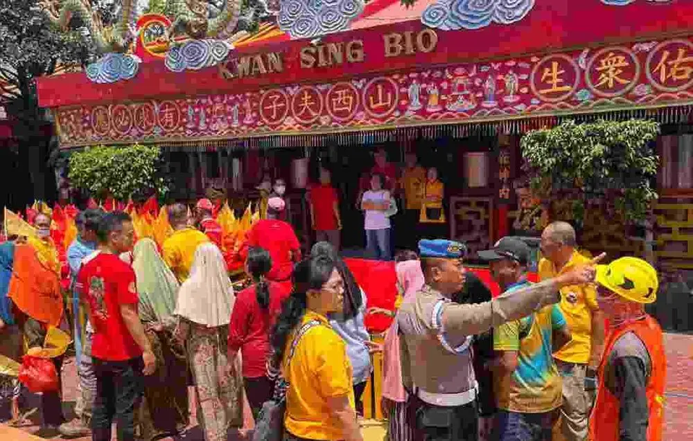 Tradisi Doakan Leluhur, Ratusan Warga Tuban Padati Tradisi Rebutan Tumpeng King Ho Ping