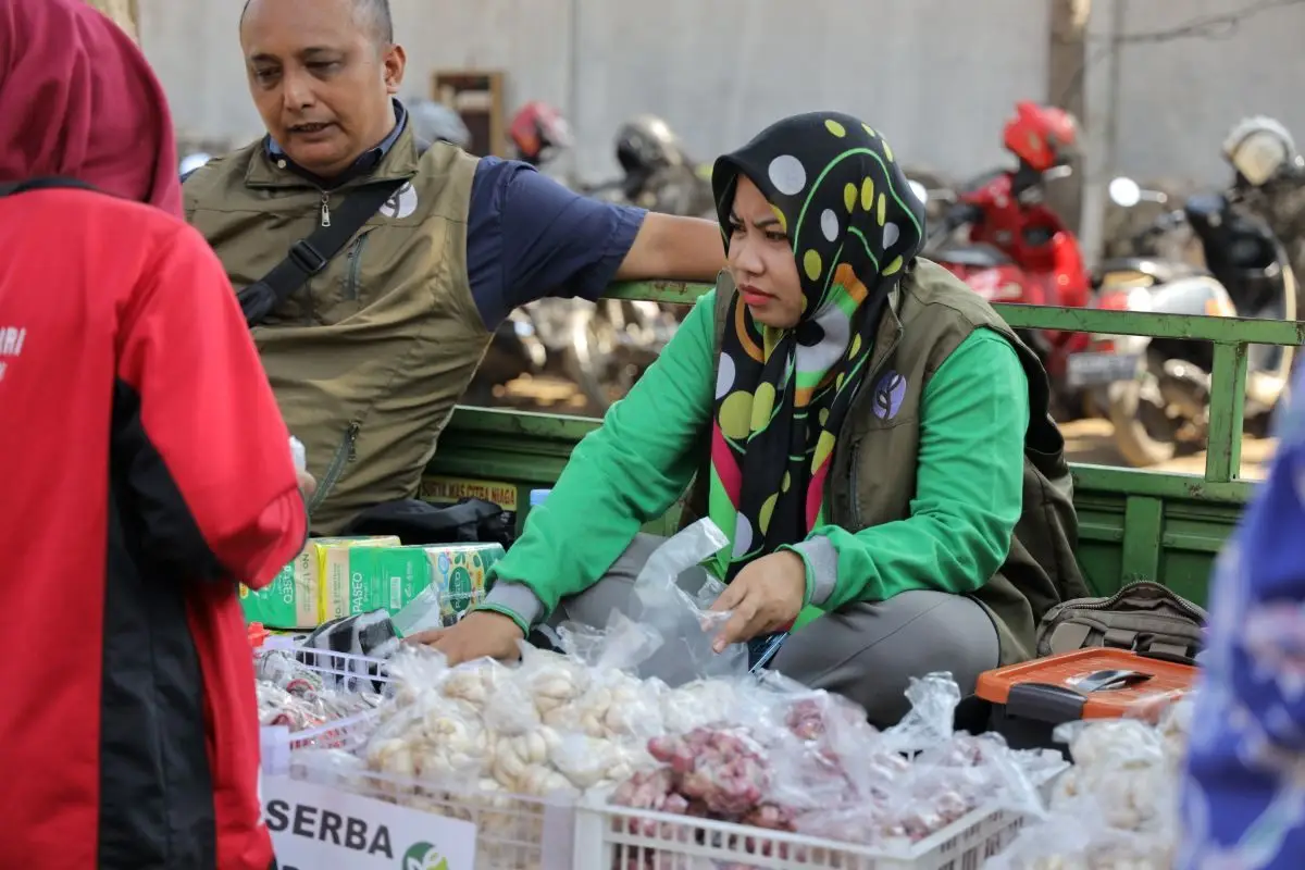 Petugas GPM saat melayani pembeli. (Ist).
