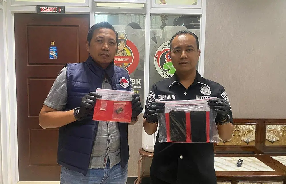 Kasi Humas Polres Gresik Iptu Hepi Muslih Riza (kanan) bersama petugas menunjukkan barang bukti. Foto: Ist.
