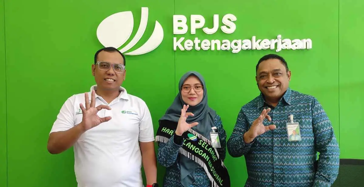 Ketua BPJS Watch Jawa Timur, Arief Supriyono (kiri).