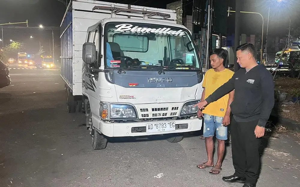 Truk yang diduga terlibat tabrak lari hingga menyebabkan pemotor tewas diamankan oleh petugas.