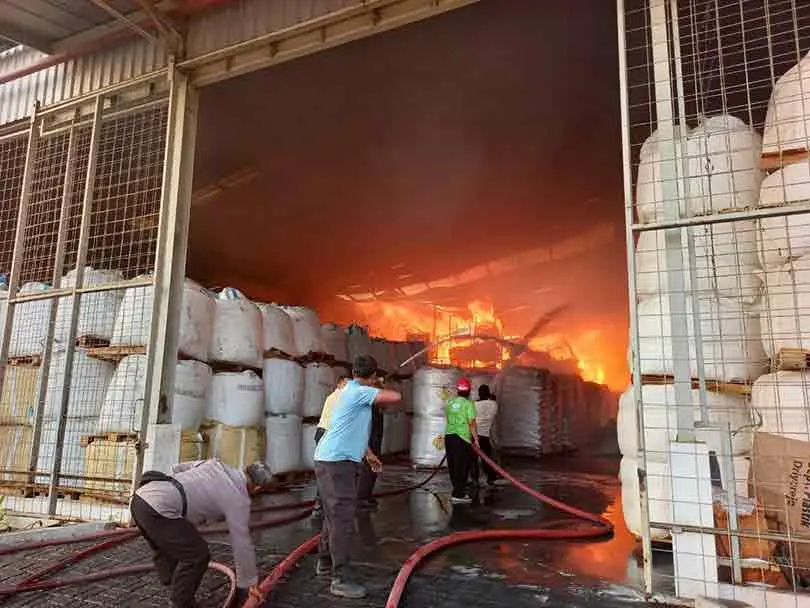 Tiga Gudang Bahan Baku Sabun Milik PT Wings Surya di Gresik Terbakar