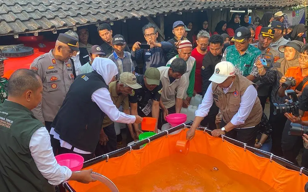 Gubernur Jawa Timur Khofifah Indar Parawansa turun langsung memimpin penyaluran bantuan air bersih di Desa Margomulyo, Kecamatan Panggungrejo, Kabupaten Blitar, Sabtu (5/9/2026).