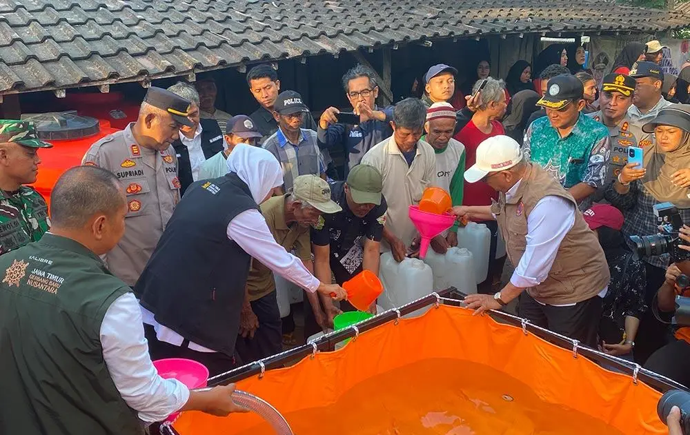 Dampingi Gubernur Khofifah di Panggungrejo, Bupati Blitar Salurkan Bantuan Air Bersih dan Tandon