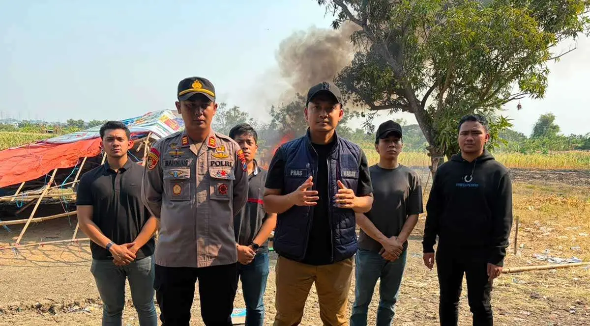Petugas saat memusnahkan arena sabung ayam di Desa Sidowungu, Kecamatan Menganti, Gresik. Foto: Ist