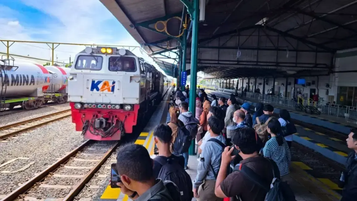 KAI Imbau Penumpang Tenang Hadapi Erupsi Anak Krakatau