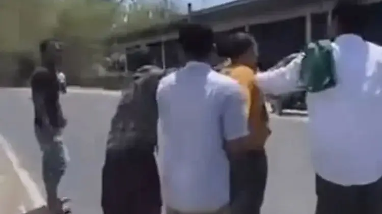 Tangkapan layar video amatir saat terduga pelaku curanmor diamankan warga