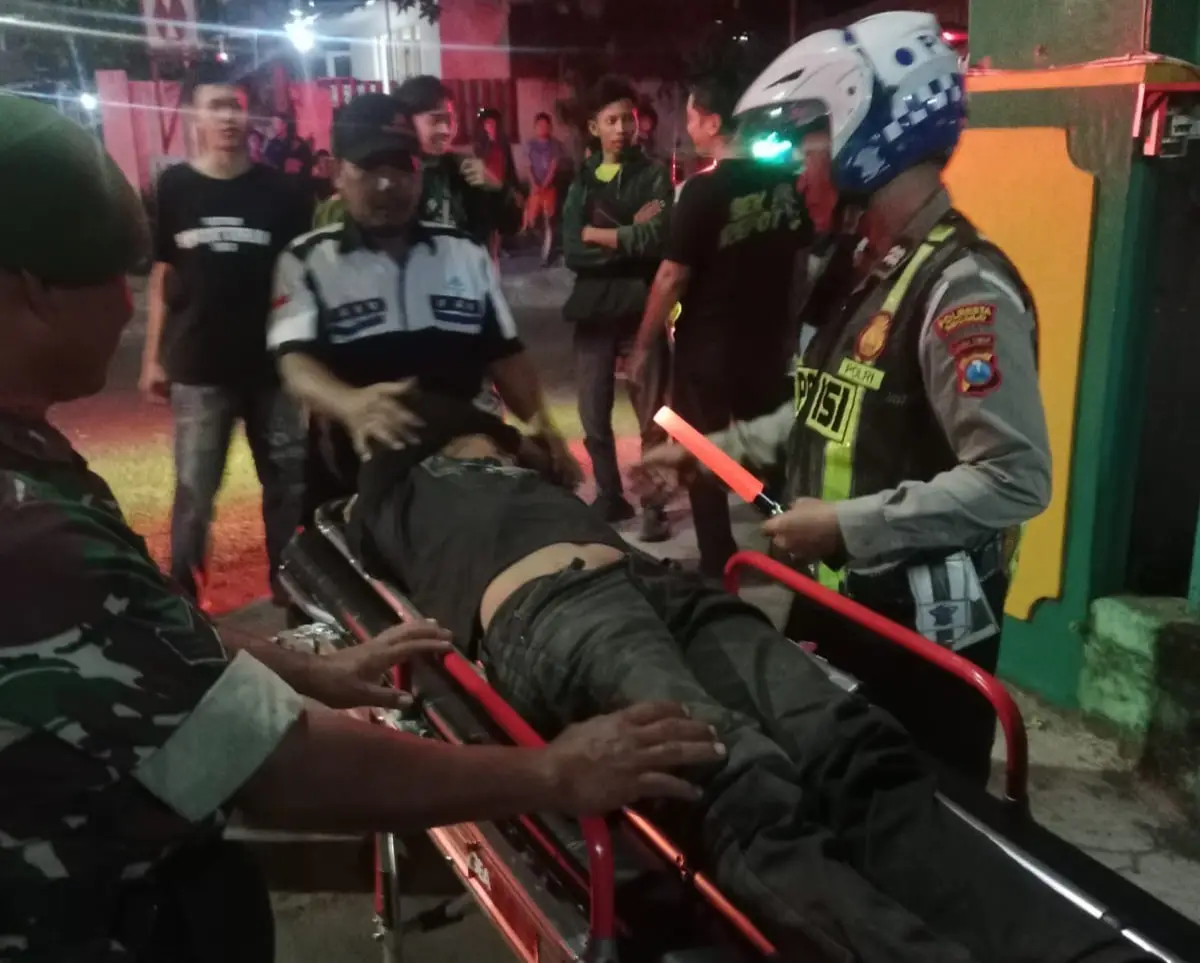 Pelaku saat akan dibawa ke Puskesmas Taman usai menjadi bulan-bulanan warga