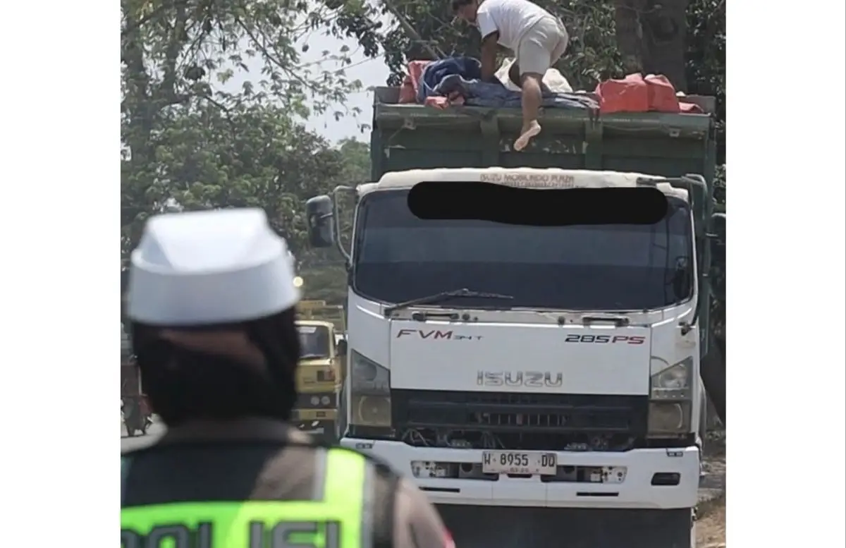 Salah satu truk yang disetop lantaran tak menggunakan penutup muatan pada bak