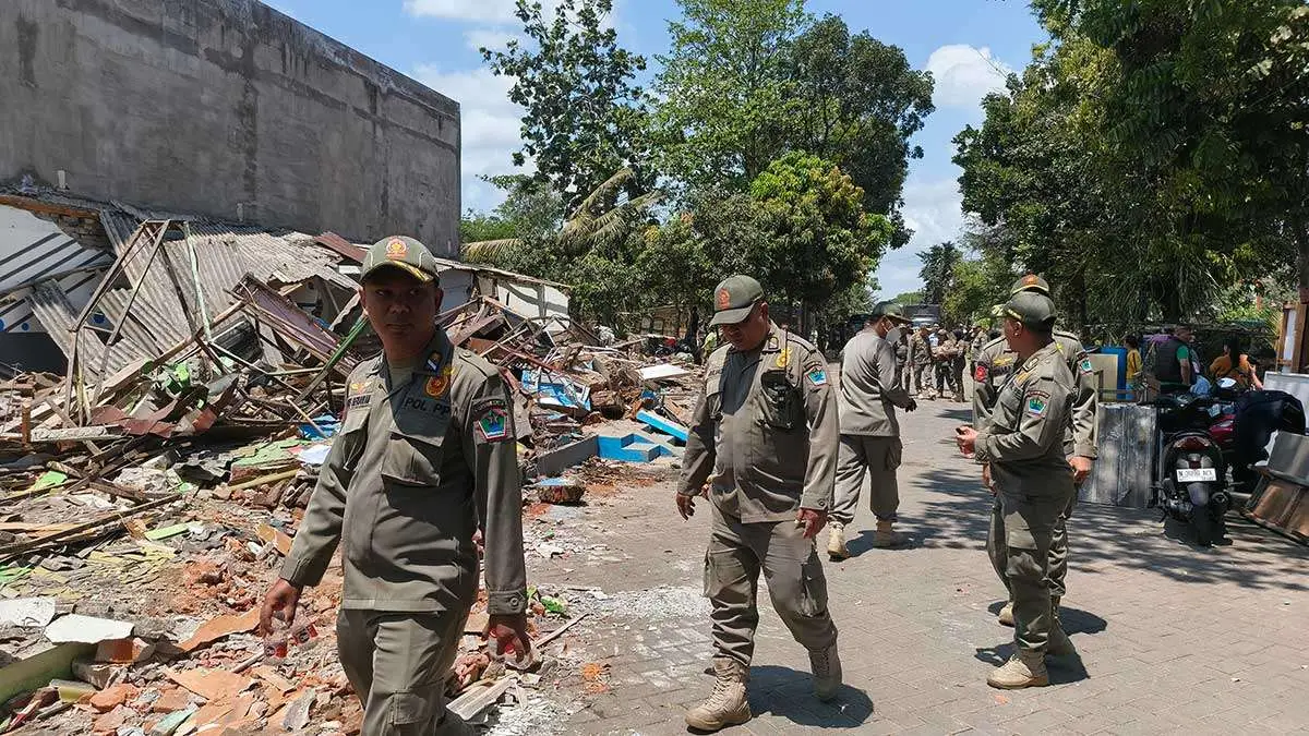 Satpol PP Malang Bongkar 12 Lapak di Kawasan GOR Ken Arok