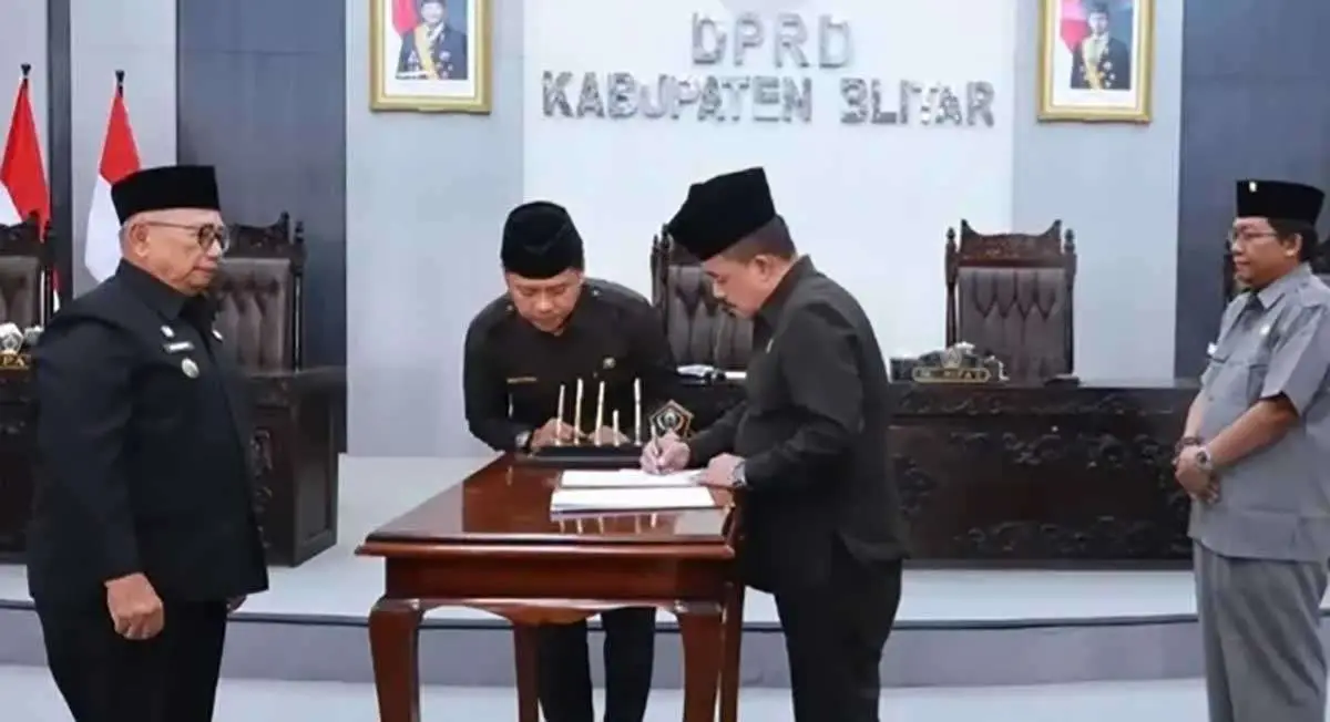 Penandatanganan Nota Kesepakatan Bersama terkait perubahan KUA-PPAS dalam rapat paripurna.