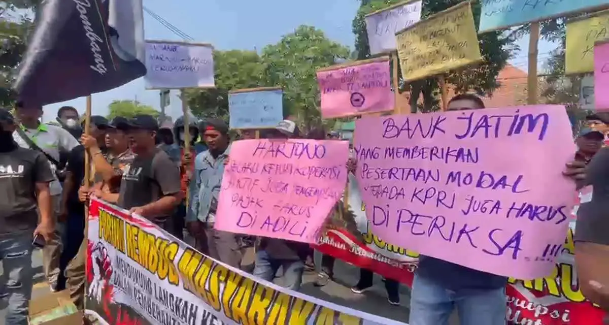 Massa aksi dari Forum Rembug Masyarakat Jombang (FRMJ) saat memprotes keberadaan PT Jian You.
