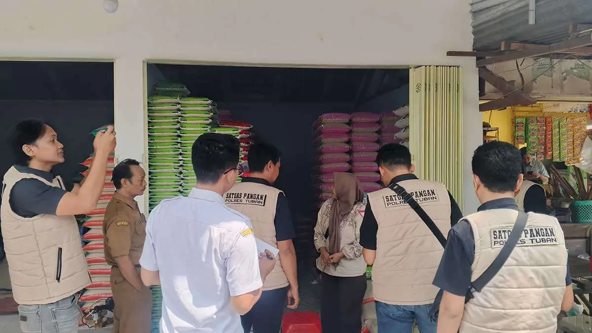 Satgas Pangan ketika mengecek salah satu penjual beras di Pasar Baru Tuban.