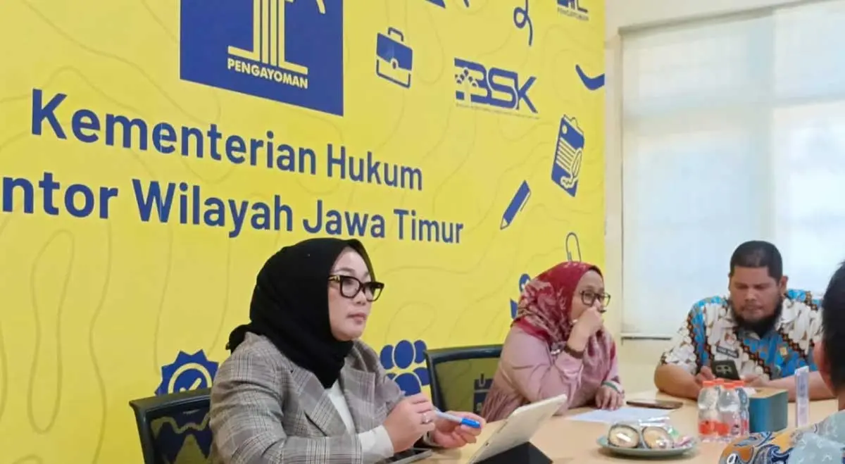 Ketua Bapemperda DPRD Tuban, Tri Astuti (kerudung hitam), ketika membahas Raperda Inisiatif di Kanwil Kemenkum Jatim.