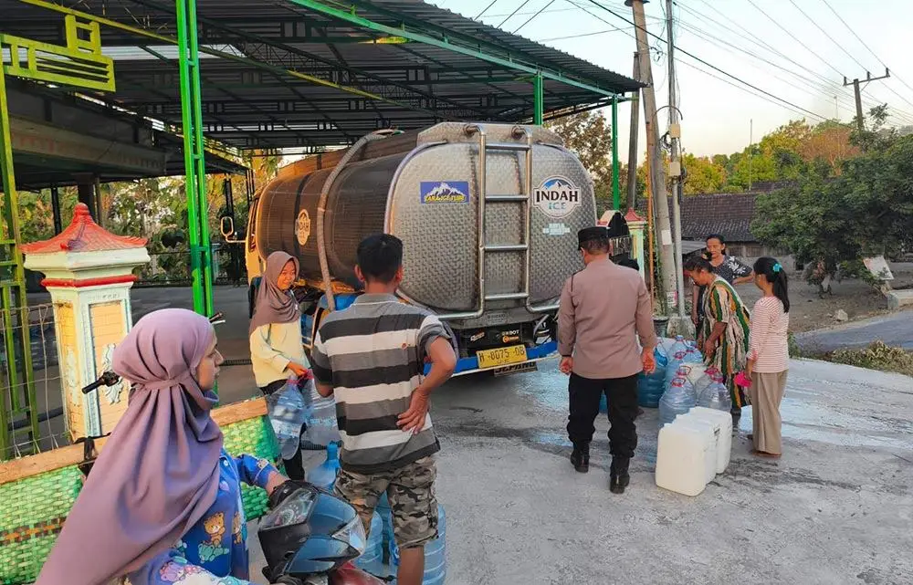 Atasi Krisis Air Bersih Akibat Kemarau, Polres Ngawi Salurkan 10 Ribu Liter Air di Pandean