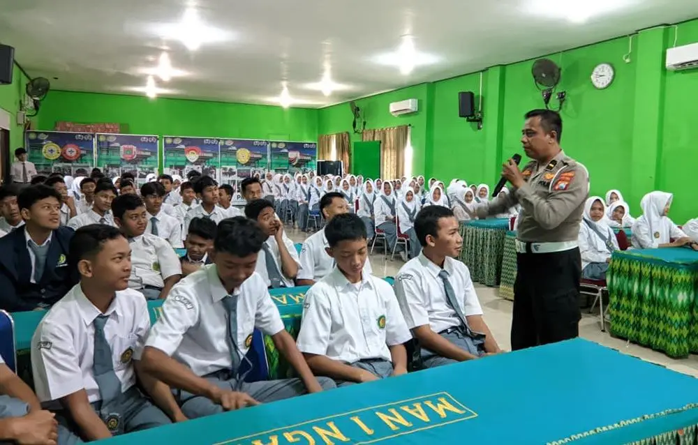 Sambangi MAN 1 Ngawi, Satlantas Polres Ngawi Ajak Pelajar Jadi Pelopor Tertib Lalu Lintas
