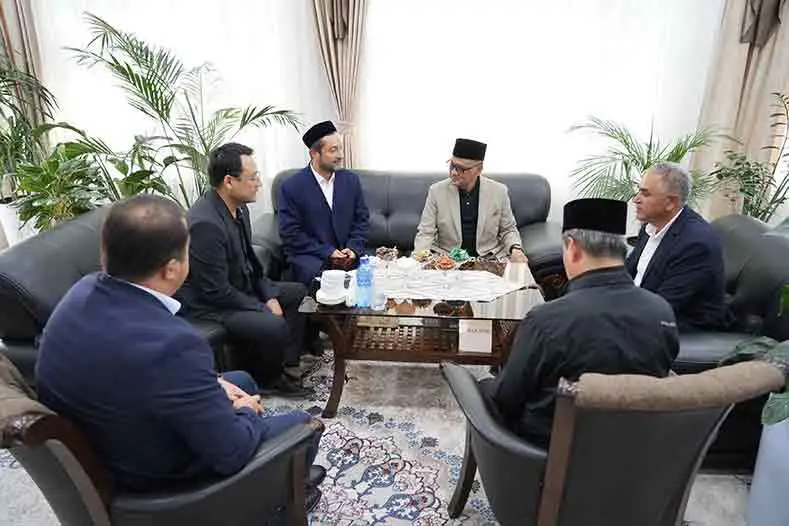 Menhaj Gus Irfan saat berkunjung di Bukhara, Uzbekistan, dan ditemui oleh Wagub Botirjon Shahriyorov, bersama pejabat terkait. (Ist)