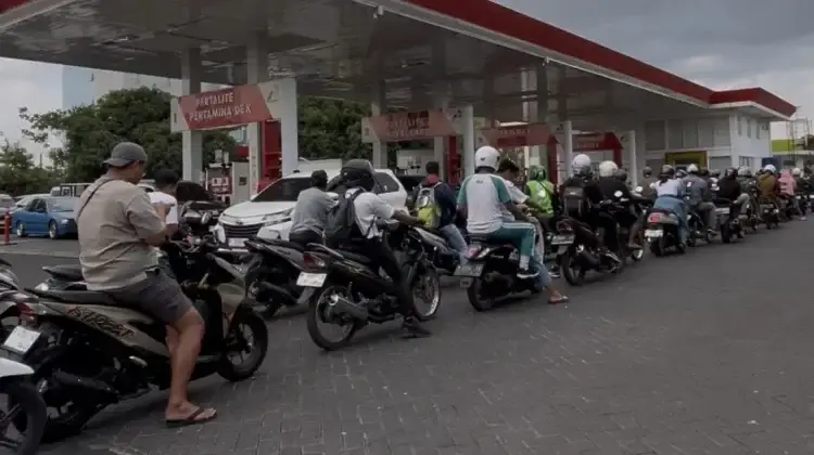 Antrean BBM salah satu SPBU di Jember
