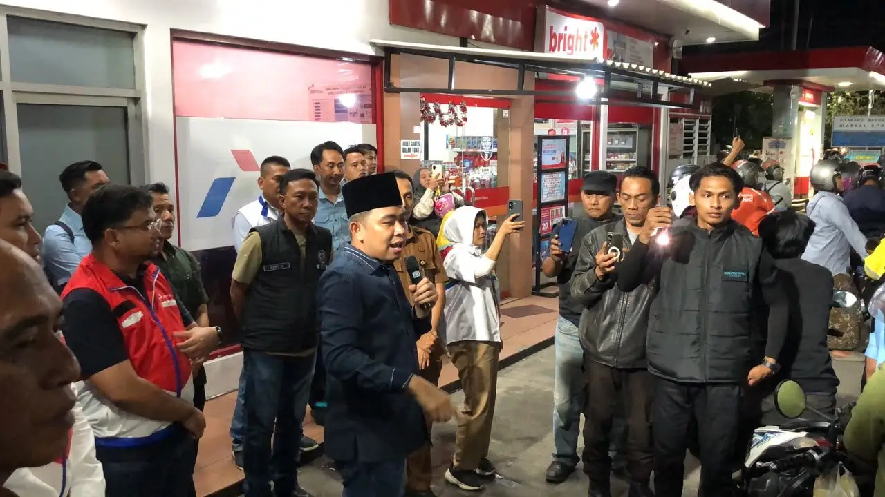 Antrean SPBU Mengular, Bupati Jember Siapkan Jalur Alternatif Pasokan BBM dan Minta Gaet Investor