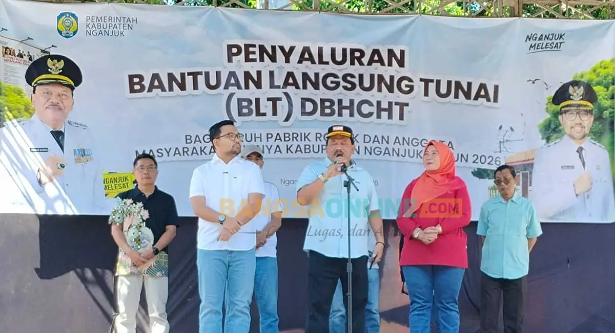 Bupati Nganjuk bersama jajaran OPD saat memberikan sambutan dalam acara penyerahan bantuan DBHCHT kepada ribuan buruh pabrik rokok. Foto: RAFLI FAJRI JULIANTO/BANGSAONLINE