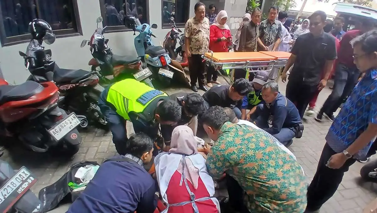 Evakuasi mahasiswa UB yang terjatuh dari lantai 6.
