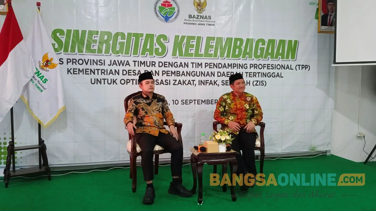 Ketua Baznas Jatim H. Mohammad Ghofirin (kanan) bersama Stafsus Menteri Bidang Pengembagan SDM dan Hubungan Kelembagaan Dr HM Afif Zamroni. Foto: Yudi A / BANGSAONLINE