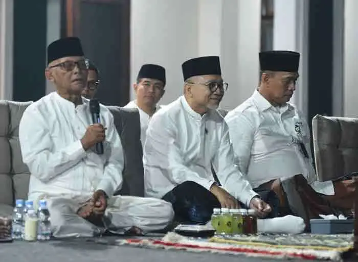 Ketua Umum MUI sekaligus pimpinan Ponpes Al-Amien K.H. Anwar Iskandar (pegang mik) bersama Menko Pangan Zulkifli Hasan. (Ist)