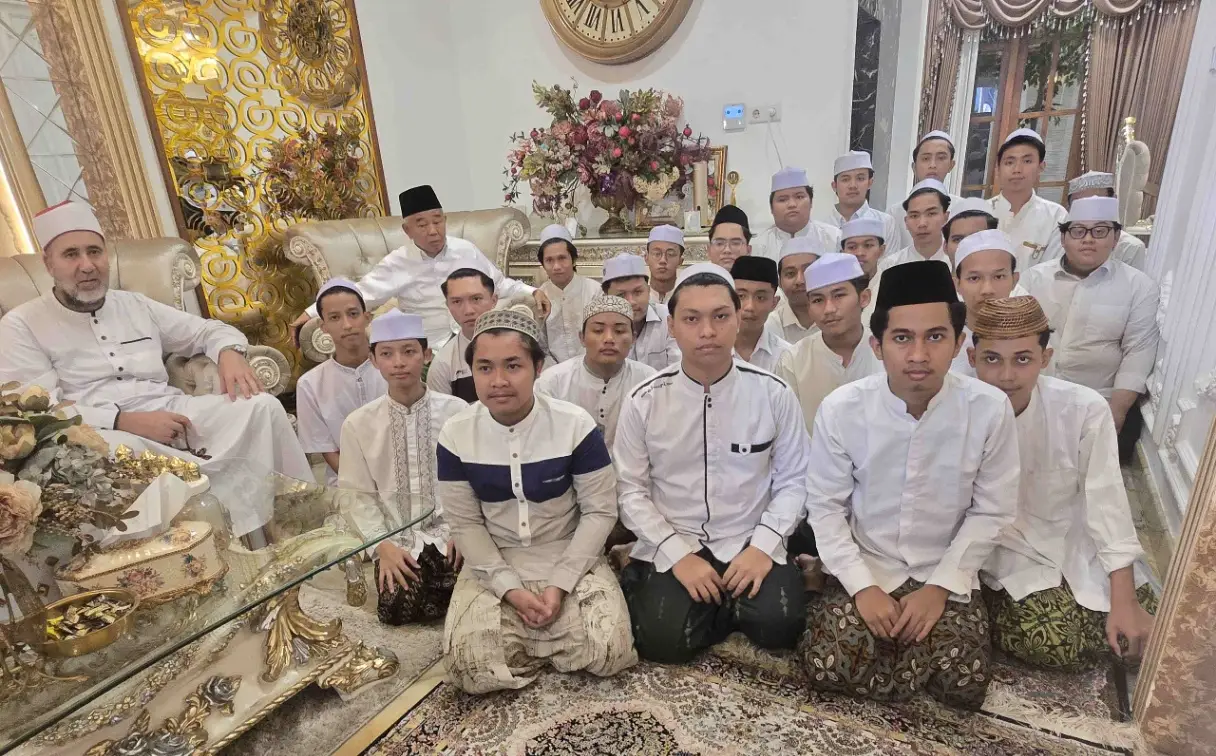 Para santri Amanatul Ummah saat pamitan kepada Prof Dr KH Asep Sifuddin Chalim di kediamannya di Jalan Siwalankerto Surabaya, Kamis (10/9/2026). Mereka akan berangkat ke Mesir, Tunisia, Maroko, dan Yordania untuk melanjutkan studi. Foto: MMA/bangsaonline
