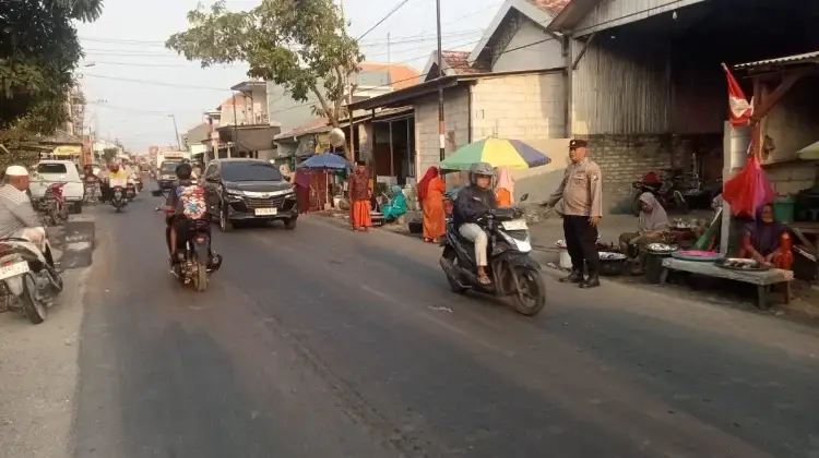 Pasar Tumpah Picu Kepadatan, Polsek Camplong Atur Lalu Lintas di Jalan Raya Pasar Tanjung Sampang