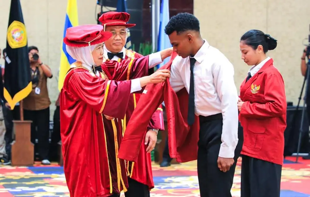 Kukuhkan Mahasiswa Baru dan Wisuda Angkatan Pertama AMN Surabaya, Gubernur Khofifah Titip Pesan ini