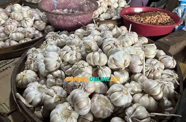 Cek harga sembako Kota Surabaya hari ini. Foto: Bangsaonline.