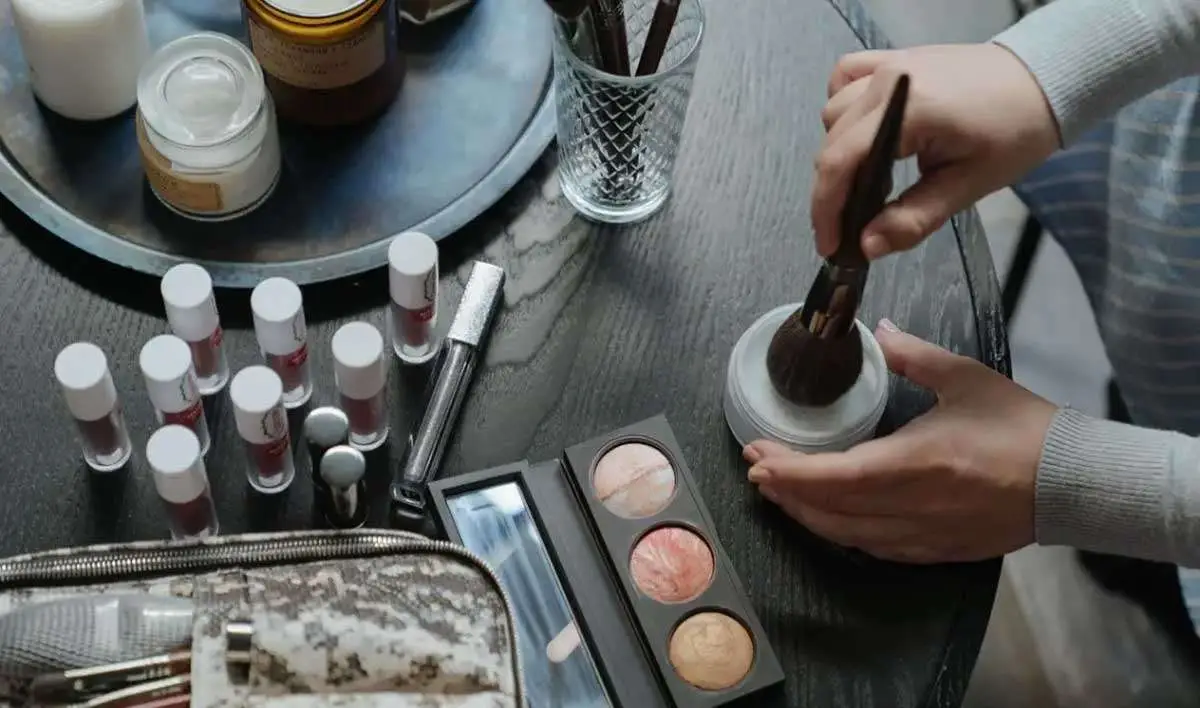 Perbedaan Cushion dan Foundation dalam Makeup