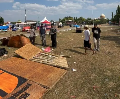 Diterjang Angin Kencang, 15 Tenda Pameran di Babat Lamongan Roboh